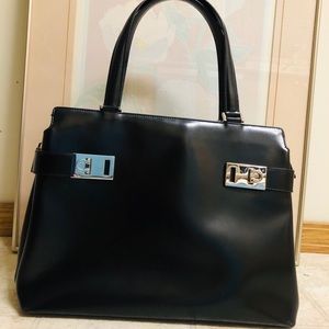 2️⃣9️⃣0️⃣ Salvatore Ferragamo Tote bag